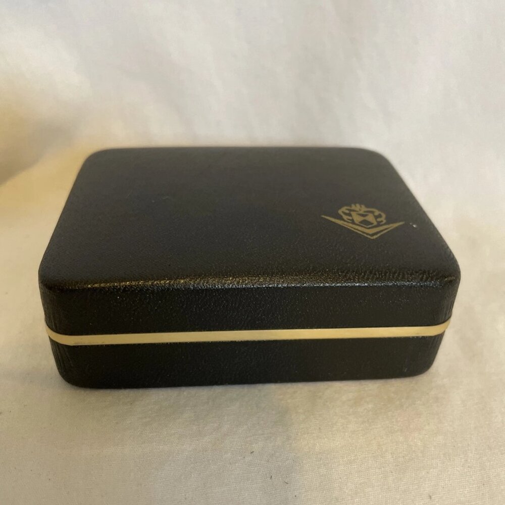 Lord Newport Textured Gold Tone Finish Polished Center Bar Cufflink Tie Clip Set - Picture 8 of 9